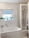 Bad mit Wanne und Dusche - 