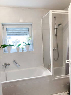 Bad mit Wanne und Dusche - 