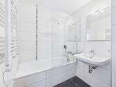 Badezimmer mit Badewanne - 