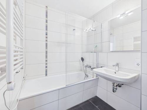 Badezimmer mit Badewanne - 
