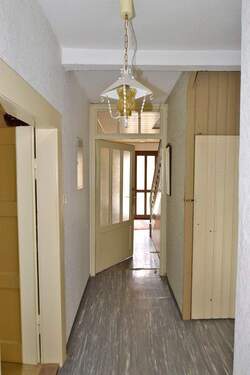 Flur im Erdgeschoss - Blickrichtung Haupteingang - 