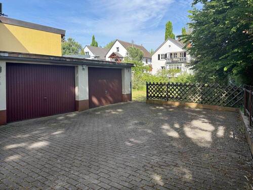 Garagen mit Hofeinfahrt - 7 Zimmer Mehrfamilienhaus, Wohnhaus in Hockenheim
