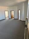 Wohnzimmer mit Blick zum Schlafzimmer, Bad und Küc - Zwei-Zimmer-Wohnung ohne Balkon in Schopfloch