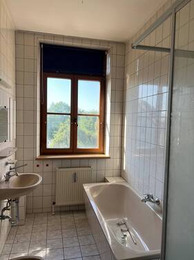 Badezimmer mit Badewanne und Dusche.jpg - 