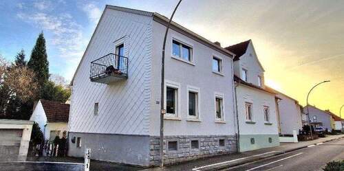 Ansicht mit Einfahrt - Schickes Einfamilienhaus in sehr gutem Zustand, mit Balkon, Terrasse, großem Garten mit Gartenhaus und Garage, in ruhiger Lage von Rohrbach