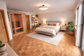 Einrichtungsvorschlag: Helles Schlafzimmer mit Infrarotsauna Foto bearbeitet - 