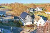 Luftaufnahme Straßenansicht - - AUKTION 19.03.2026 - Einfamilienhaus - leerstehend