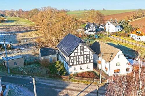 Luftaufnahme Straßenansicht - - AUKTION 19.03.2026 - Einfamilienhaus - leerstehend