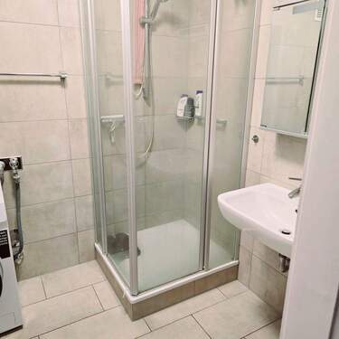 Duschbad mit Waschmaschinenanschluss - 