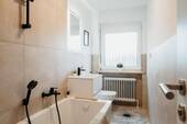 Badezimmer mit Badewanne - 