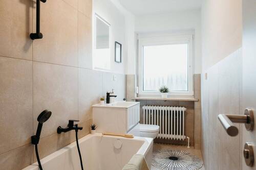 Badezimmer mit Badewanne - 