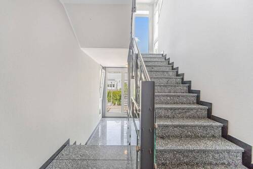 Gepflegtes Treppenhaus - 4 Zimmer Etagenwohnung in München