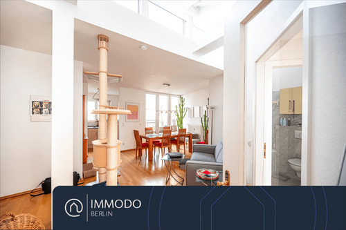 Wohnzimmer mit Dachfenstern - ?? Sonniges Dachgeschoß in Friedenau - Charmante 2,5 Zi DG mit sonniger Terrasse & hohen Decken