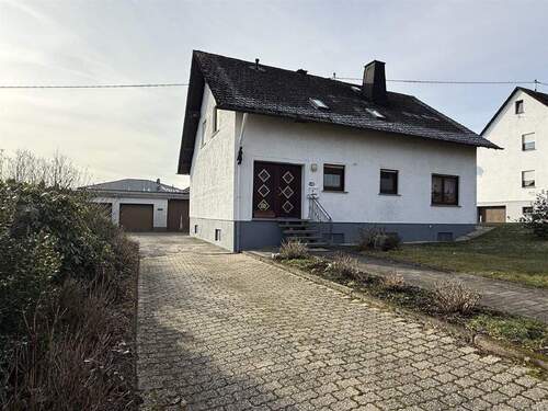Hauseingang/Hoffeinfahrt - 6 Zimmer Einfamilienhaus in Welschneudorf