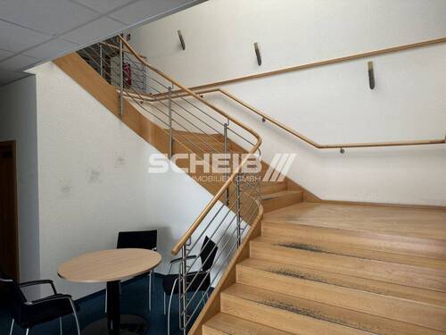 per Treppenhaus zum Obergeschoss - 