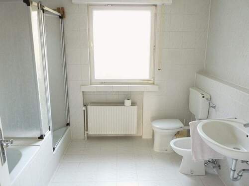 13 EG Badezimmer, Bild 1.JPG - 