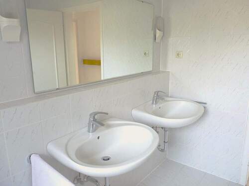 14 EG Badezimmer, Bild 2.JPG - 