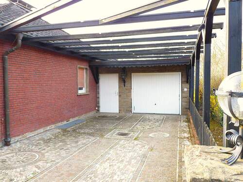 03 Vorderseite, Garage.JPG - 5 Zimmer Einfamilienhaus in Windeck