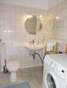Bad mit Duschwanne, WC, Waschbecken und Waschmaschinenanschluss - 