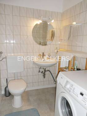 Bad mit Duschwanne, WC, Waschbecken und Waschmaschinenanschluss - 