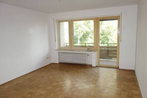 Wohnzimmer - 2 Zimmer Etagenwohnung zur Miete in NEUSS