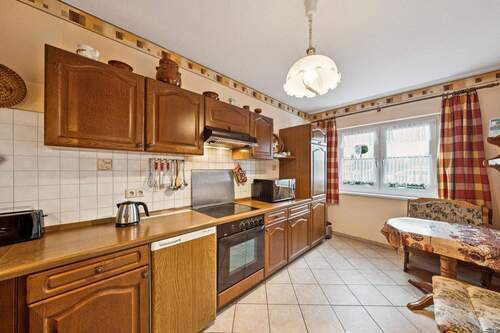 Gemütliche Küche mit Essbereich - 