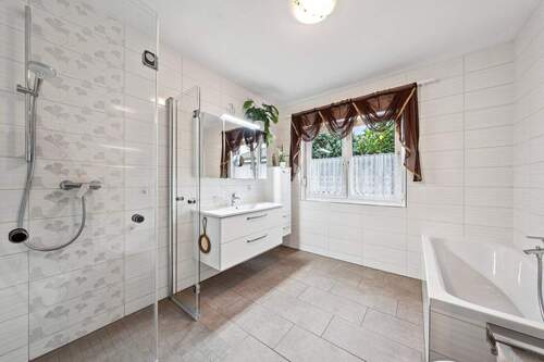 Modernes Bad mit bodengleicher Dusche - 