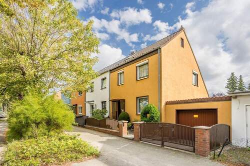 Hausansicht - Familiengerechtes Endhaus in zentraler Lage von Berlin-Mariendorf!