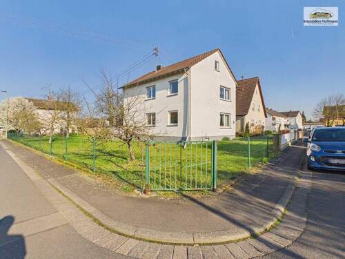 Hausansicht in ruhiger Wohnlage mit großzügigem Grundstück - 