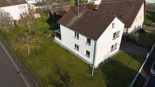 Seltene Gelegenheit: Großzügiges Grundstück mit zusätzlichem Baupotenzial - 7 Zimmer Einfamilienhaus in Karlstein