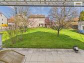 Sonniger Blick in den weitläufigen Garten – perfekt für Familienleben im Freien - Einfamilienhaus mit 139,00 m&sup2; in Karlstein zum Kaufen