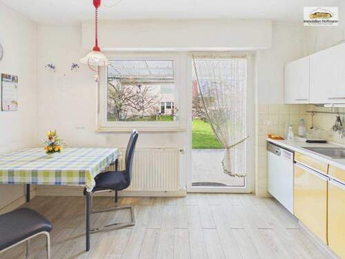 Helle Küche mit direktem Zugang zur Terrasse und in den Garten - 