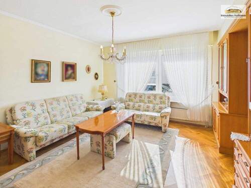 Gemütliches Wohnzimmer mit viel Tageslicht und angenehmer Wohnatmosphäre - 