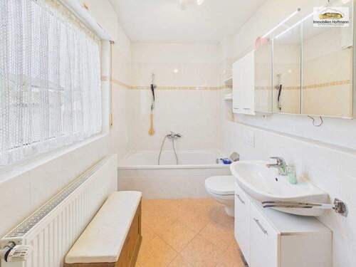 Tageslichtbad mit Badewanne – funktional und gepflegt - 