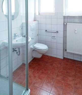 Badezimmer mit Dusche und - 
