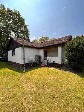 Garten mit Hausansicht - 3 Zimmer Einfamilienhaus zum Kaufen in Berlin