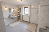 Badezimmer mit Dusche u. Badewanne (1.OG) - 