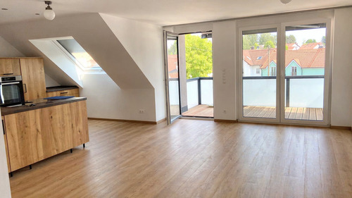 Wohnzimmer mit Essbereich und Zugang zum Balkon - 4 Zimmer Etagenwohnung in Prittriching