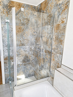 Badezimmer mit Dusche und Badewanne - 