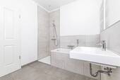 Badewanne und Dusche - 