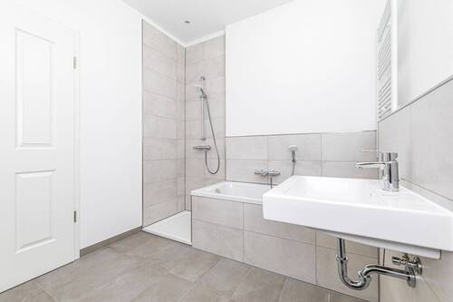 Badewanne und Dusche - 