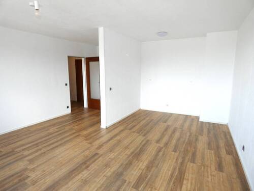 Wohnzimmer - Helle City-Wohnung mit Balkon und modernem Bad - zentrale Lage