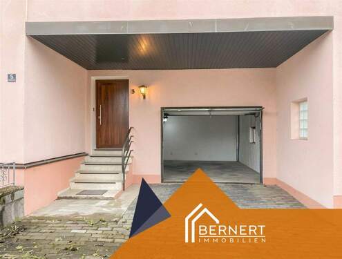 Eingang und Garage - 