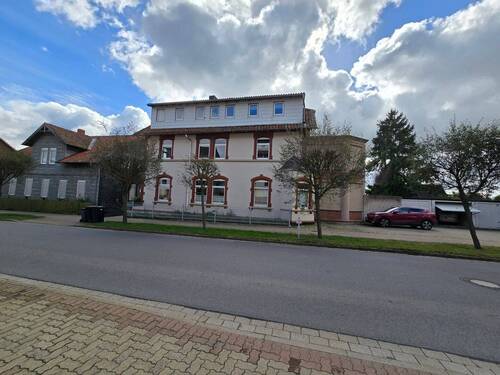 Straßenansicht - 2 Zimmer Mehrfamilienhaus, Wohnhaus zum Kaufen in Börßum