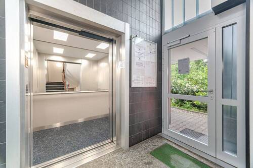 Hauseingang mit Lift - Etagenwohnung mit 61,20 m² in München zum Kaufen