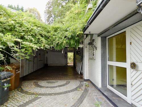 Zufahrt - Garage - Hauseingang - 5 Zimmer Doppelhaushälfte in Ratingen