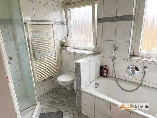 TL-Bad mit Dusche, Wanne, WC (EG) - 