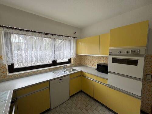 Küche mit altersgemäßer Einbauküche - 