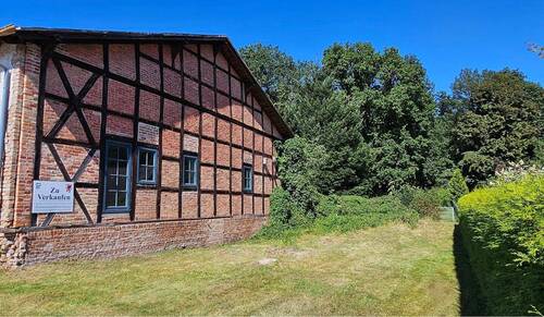 Ostgiebel dahinter der Wald.jpg - 6 Zimmer Mehrfamilienhaus, Wohnhaus in Rothemühl
