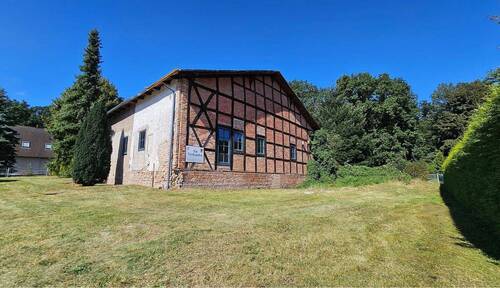 Straßenseite, Ostgiebel.jpg - Mehrfamilienhaus, Wohnhaus mit 281,00 m² in Rothemühl zum Kaufen